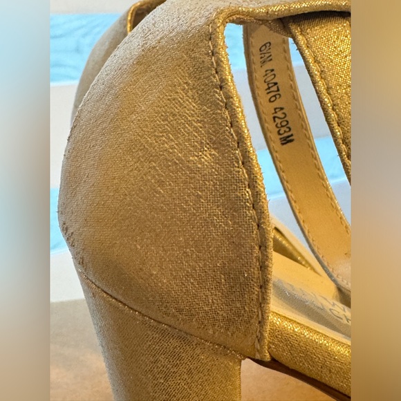 Benjamin Walk Touch Ups Heeled Sandals 6.5 Color Champagne. ACCEPTING OFFERS ! - Picture 3 of 11